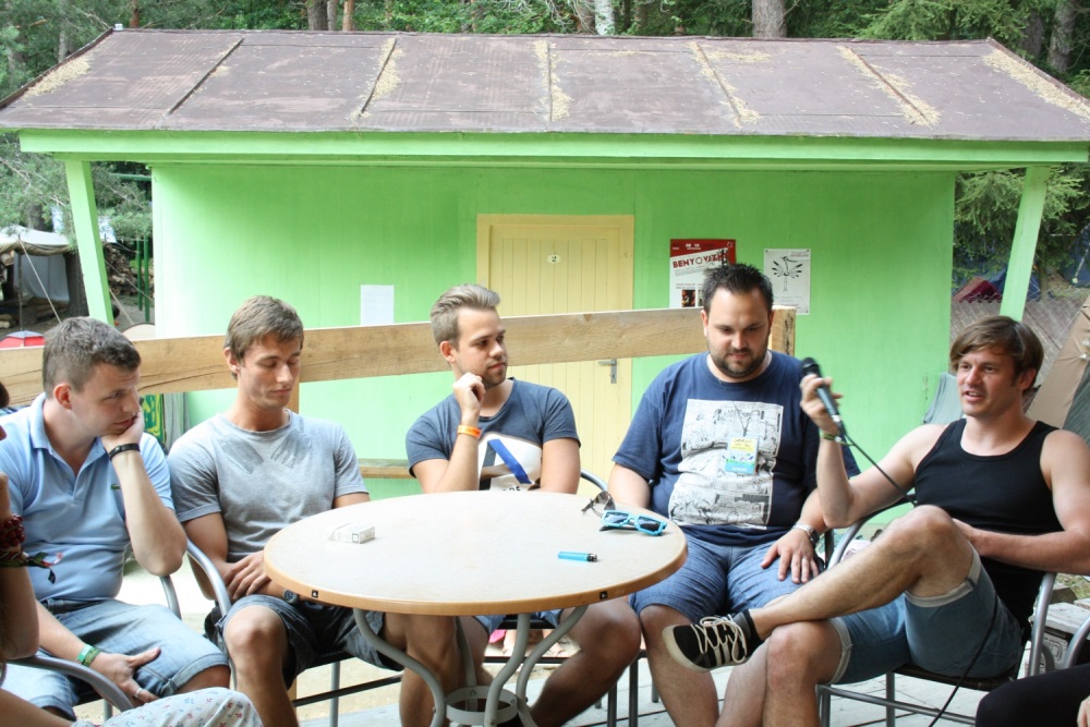 Egy üveg barackpálinka mellett