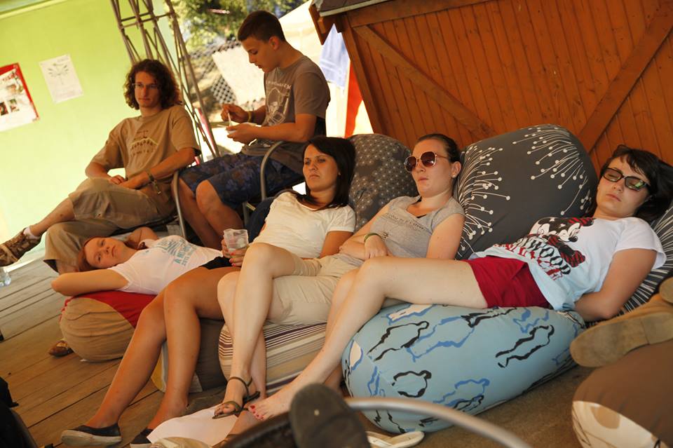 Kézzel varrott, tarka kényelem