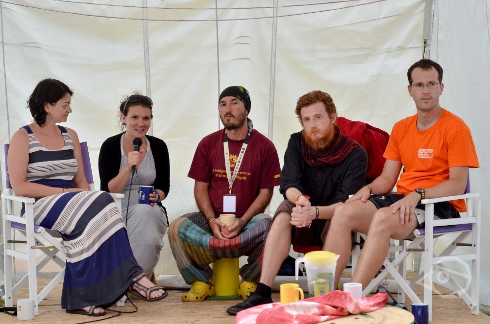 Az otthon lehet egy sátor, lehet a házunk, lehet Andalúzia, vagy most Gombaszög