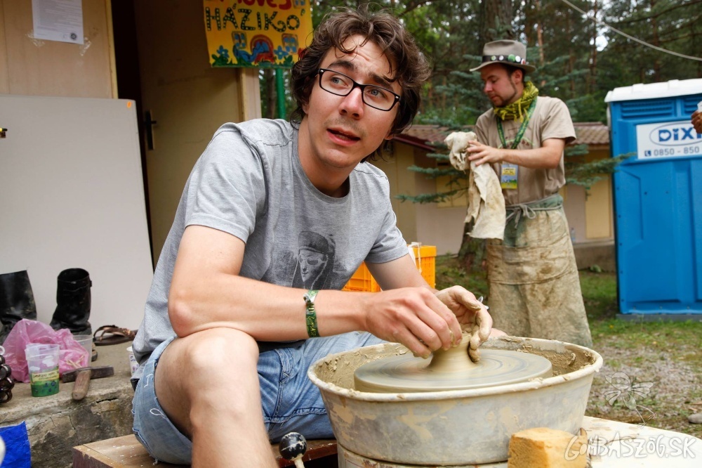 Nyugalomsziget a tábor káoszában – ez a kézművesház