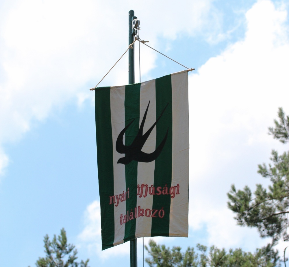 Felvontuk a tábor lobogóját