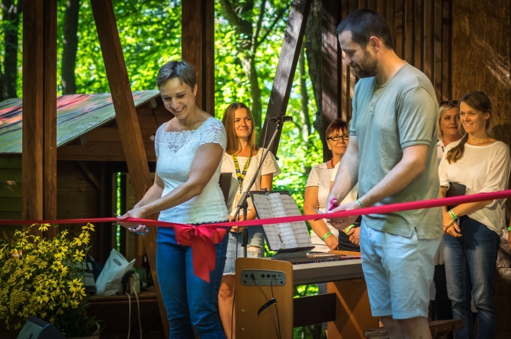 Átadásra került a pelsőci Korona Kórus színpada