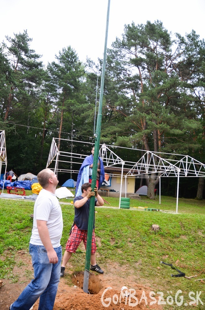 ügyes fiúk felállítják a zászlórudat