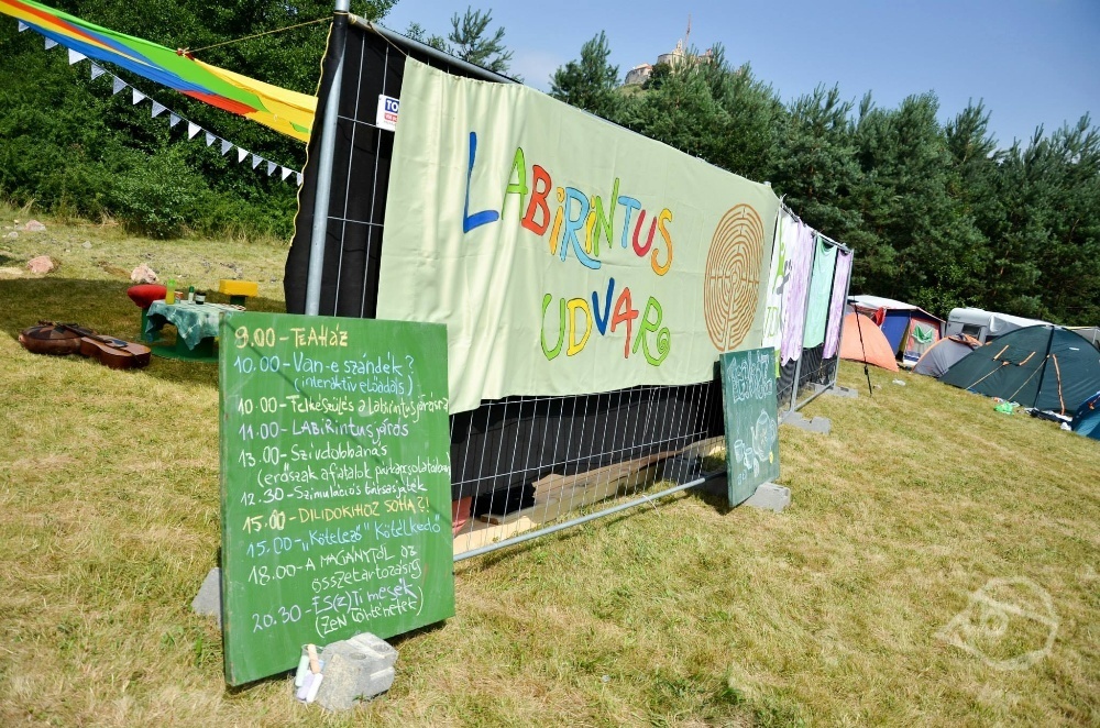 Tekeredik a… labirintus