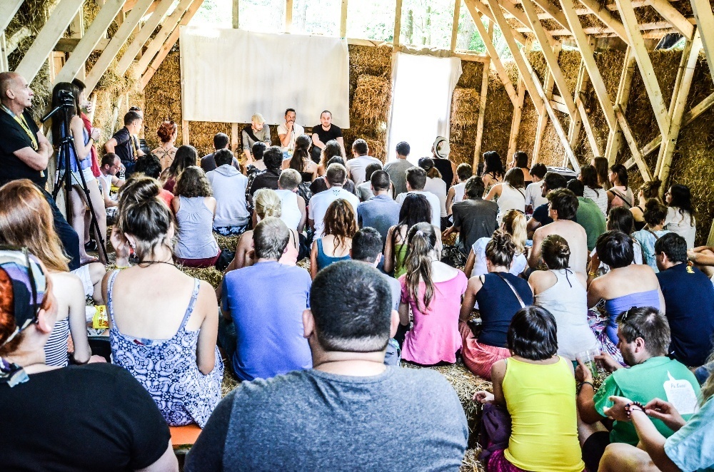 A világot jelentő szalmabálák: Bemutatjuk Gombaszög SzalmaSzínházának idei programját