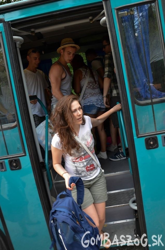 leugrás a
buszocskáról